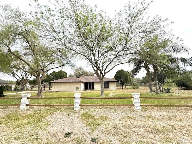 view of front of house featuring a front yard