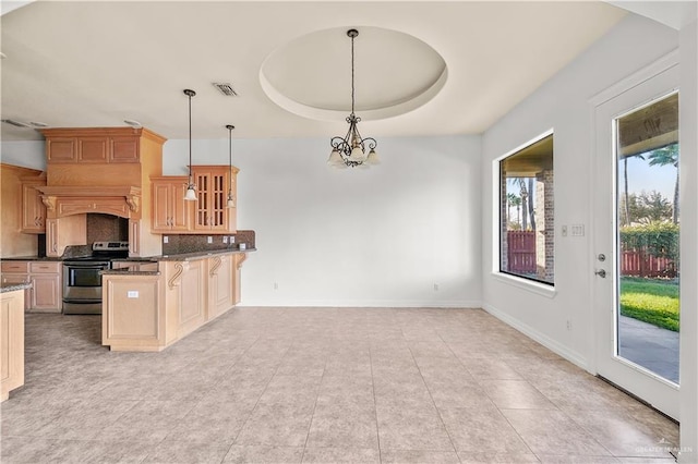 kitchen with tasteful backsplash, visible vents, a chandelier, a tray ceiling, and electric stove