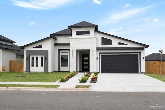 view of front of property featuring a front yard