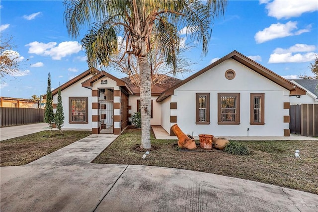 view of front of house featuring a front lawn