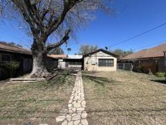 view of front of property featuring a front yard