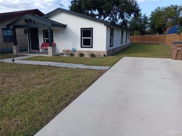 view of front facade with a front lawn