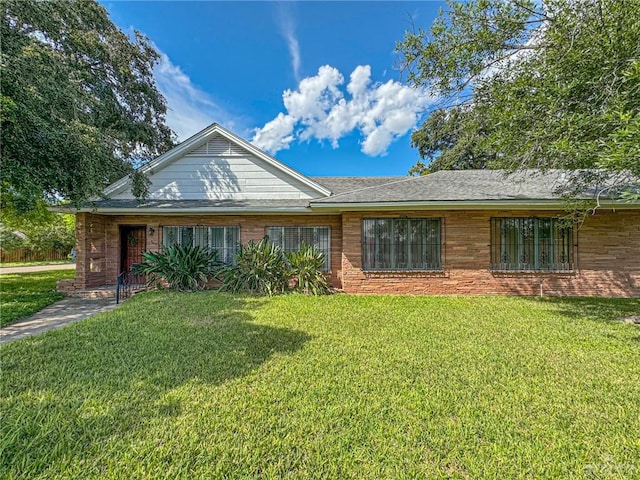 single story home with a front yard