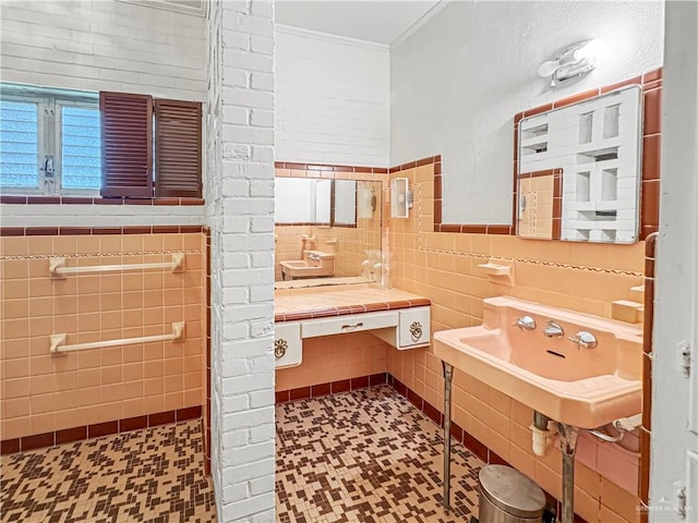 bathroom featuring tile walls