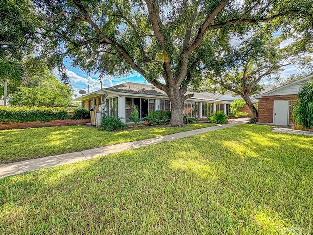 single story home with a front lawn