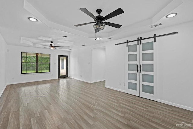 1315 Rio Guadalupe Cir, San Juan, TX 78589 - empty room with visible vents, a barn door, a ceiling fan, and recessed lighting