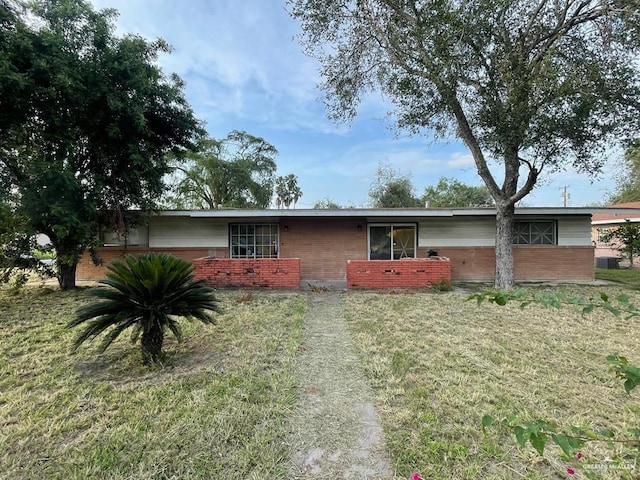 single story home featuring a front lawn