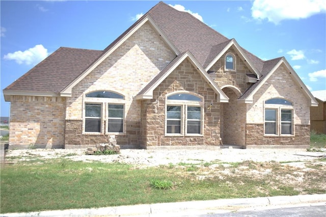 view of front facade featuring a front lawn