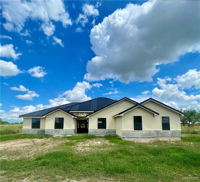 view of front facade with a front yard