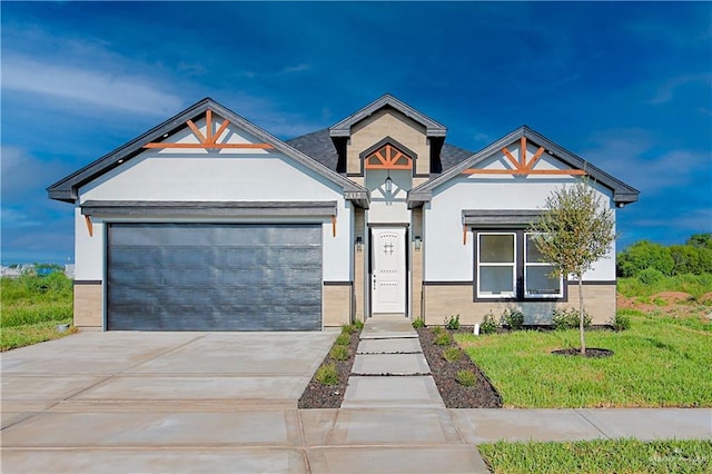 view of front of property featuring a front yard and a garage