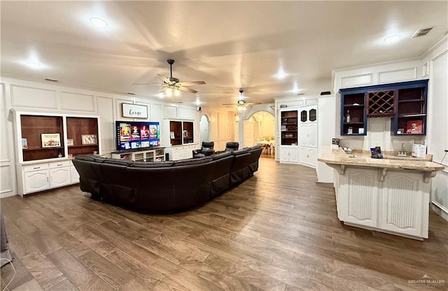 6101 Mile 7 Rd, Mission, TX 78573 - living area with dark wood-style flooring, a ceiling fan, and bar area