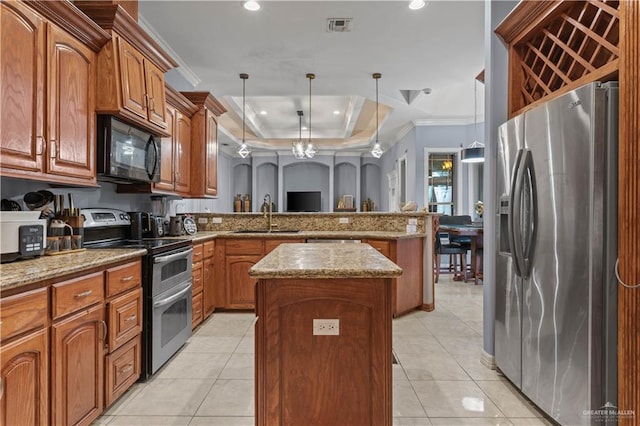 kitchen with a peninsula, crown molding, a kitchen island, stainless steel appliances, and a sink