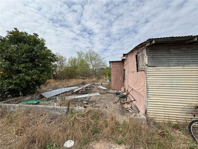 view of yard with an outbuilding and a barn