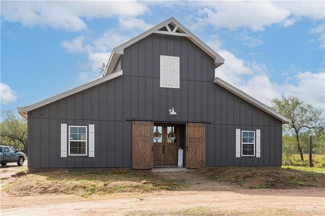 view of front of home featuring an outdoor structure