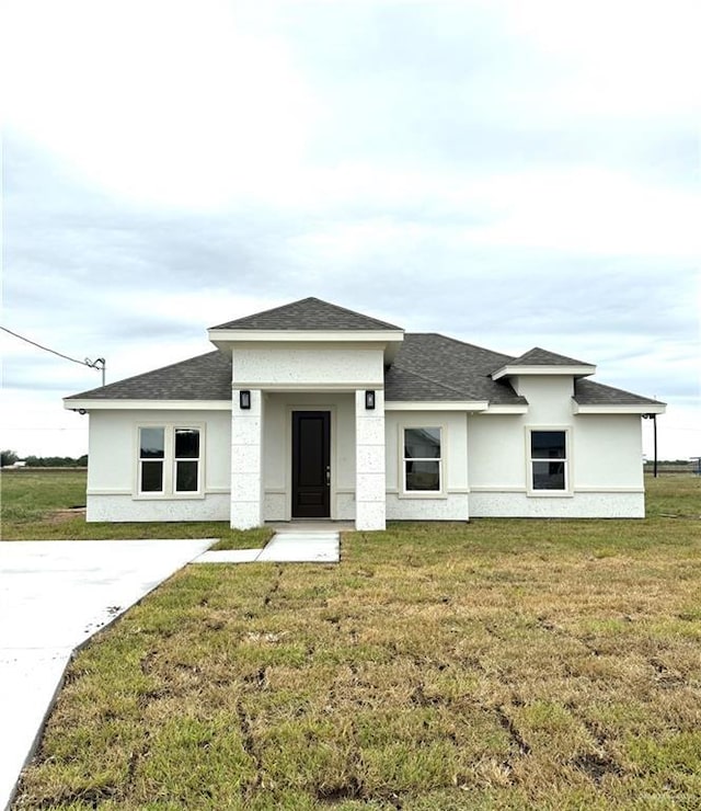 view of front facade featuring a front yard