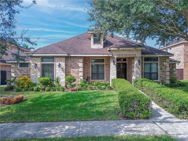 view of front of house featuring a front yard