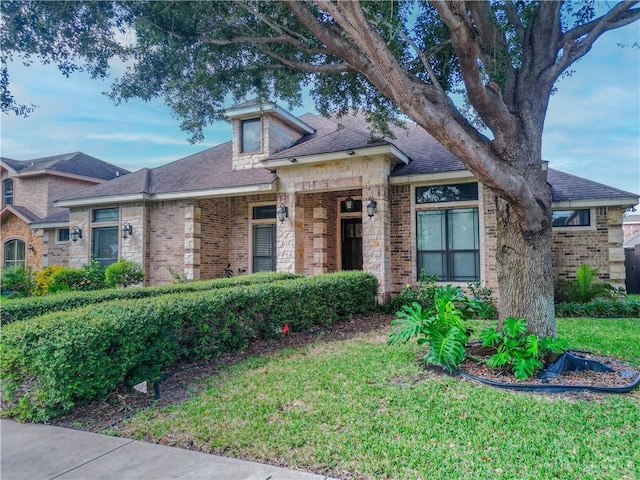 view of front of house featuring a front lawn