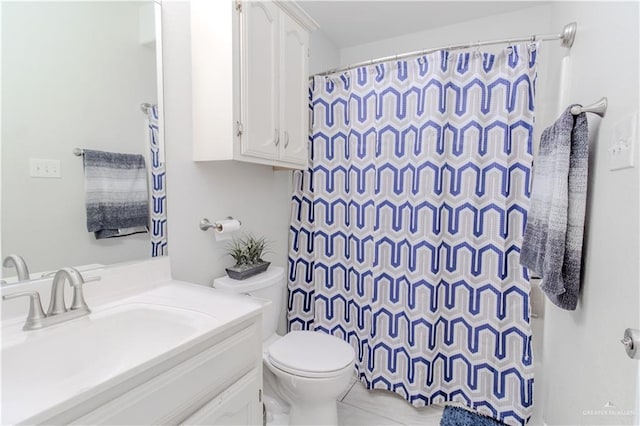 full bathroom with curtained shower, vanity, and toilet