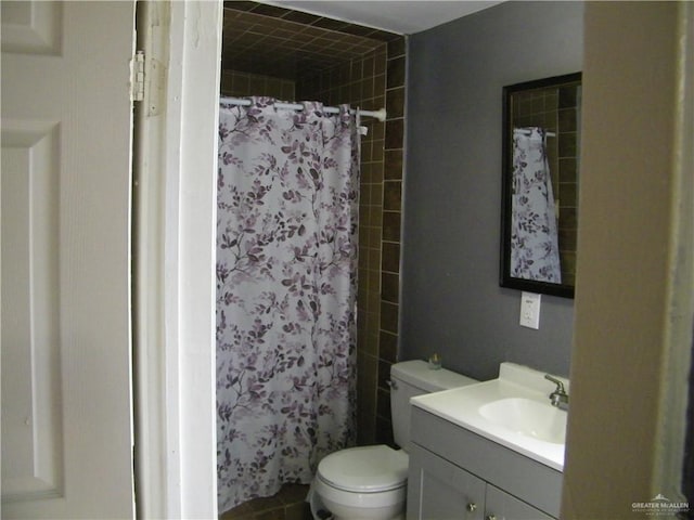 501 W Lovett St, Edinburg, TX 78541 - bathroom featuring a tile shower, toilet, and vanity