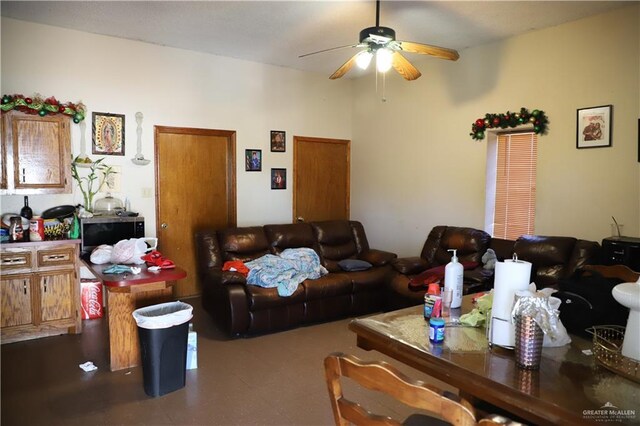 12431 Ware Rd, Edinburg, TX 78541 - living room featuring a ceiling fan