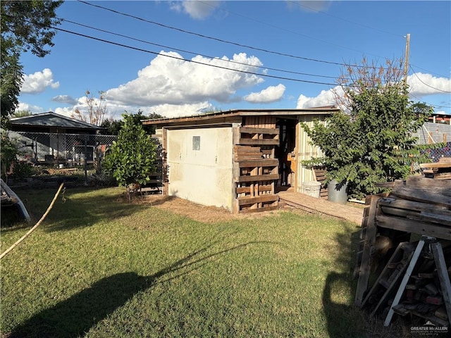 view of yard featuring a shed