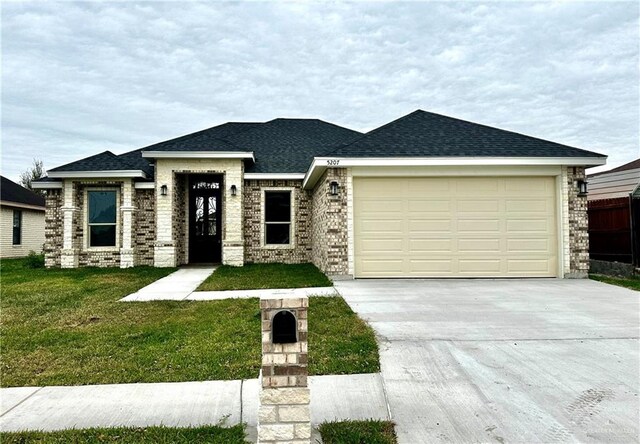 view of front facade featuring a garage and a front lawn