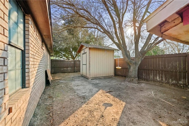 view of yard featuring a shed