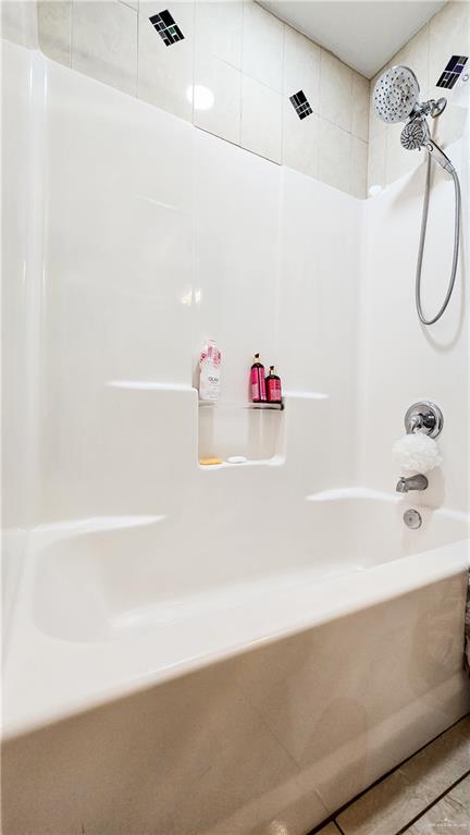 bathroom featuring tiled shower / bath