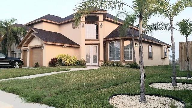 view of front of house with a front lawn