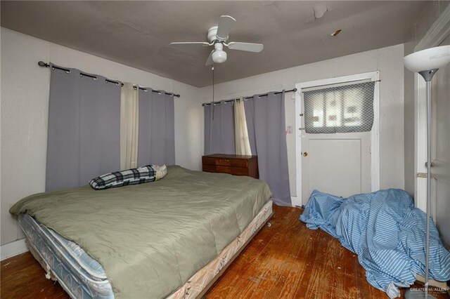 912 W Pierce Ave, Harlingen, TX 78550 - bedroom featuring wood finished floors, baseboards, and ceiling fan