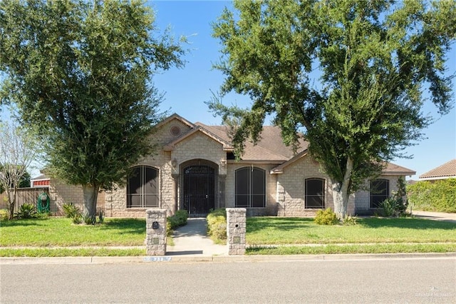 view of front of house featuring a front yard