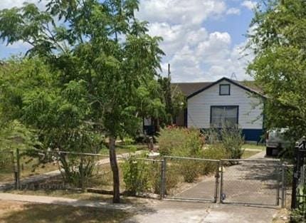 902 S Indiana Ave, Mercedes, TX 78570 - view of front facade featuring a gate and fence