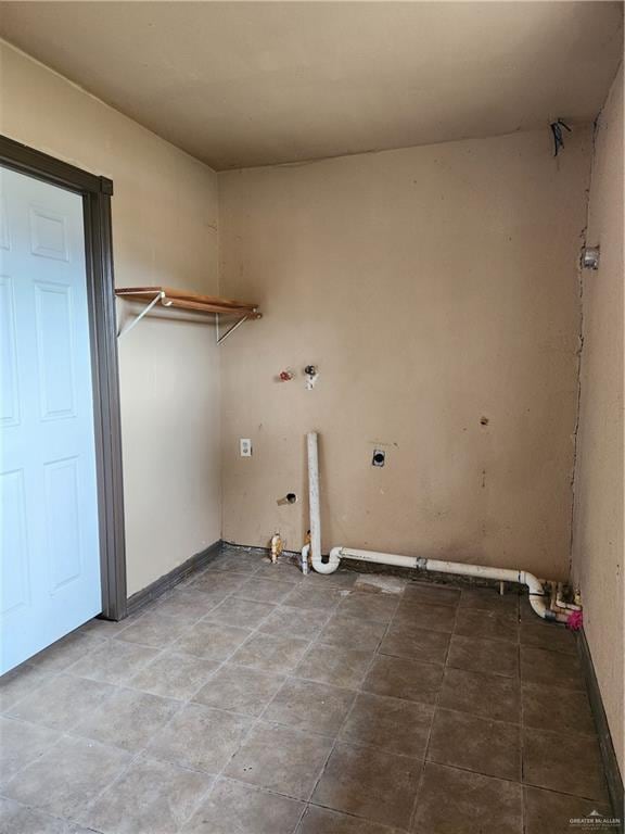 clothes washing area with electric dryer hookup