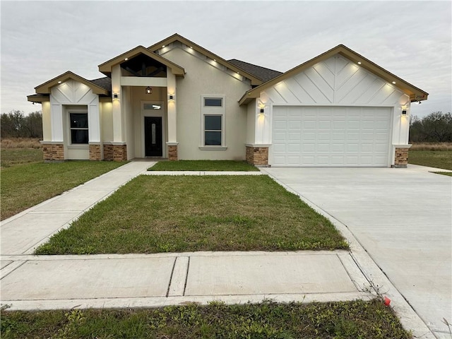 view of front of home featuring a front lawn and a garage