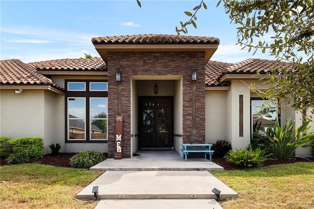 entrance to property featuring a yard