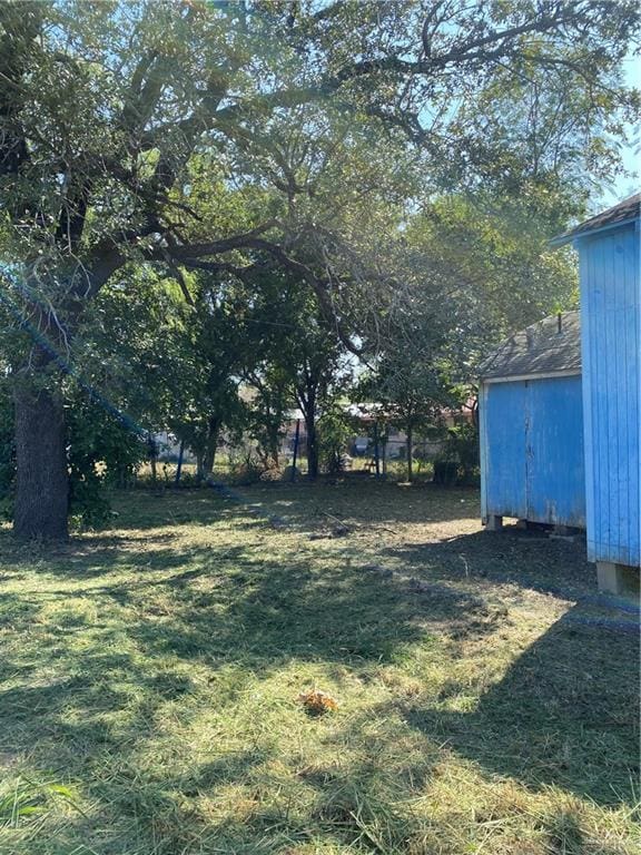 view of yard featuring a storage unit