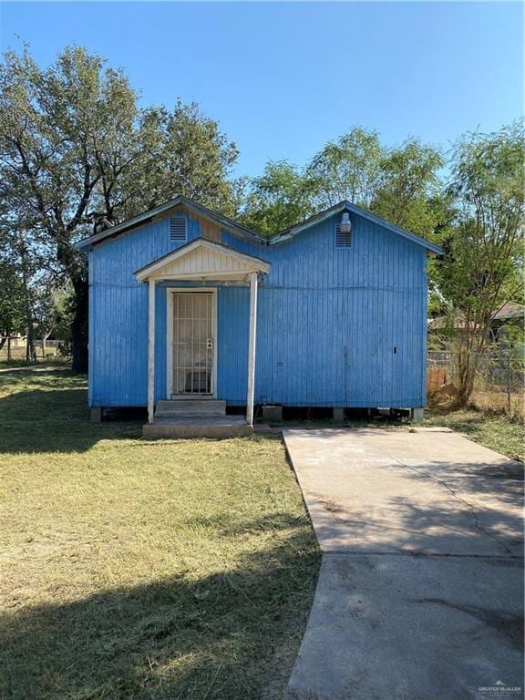 view of outdoor structure featuring a yard