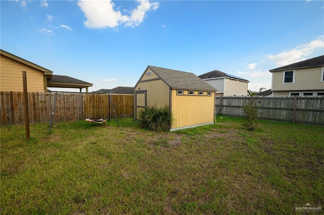 view of yard featuring a shed