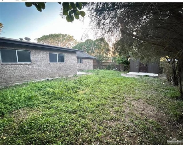 view of yard with a shed