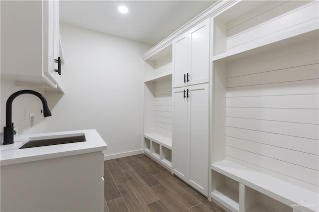 mudroom featuring wood tiled floor, a sink, baseboards, and recessed lighting