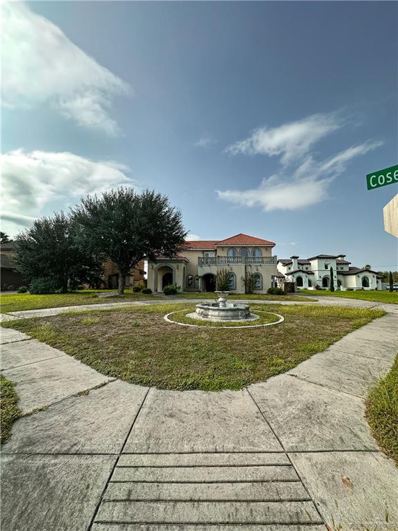 view of front of property featuring a front yard