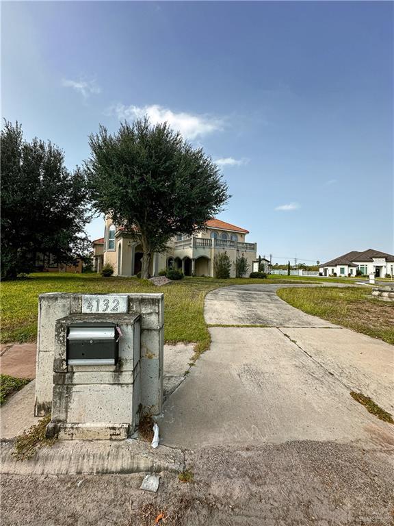 view of front of house featuring a front lawn