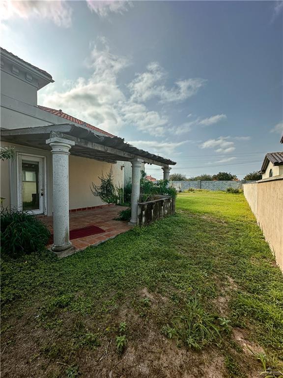 view of yard with a patio area