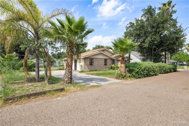 ranch-style home with driveway