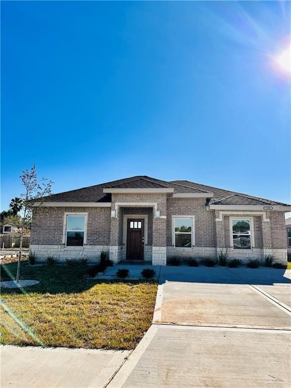 prairie-style home featuring a front lawn