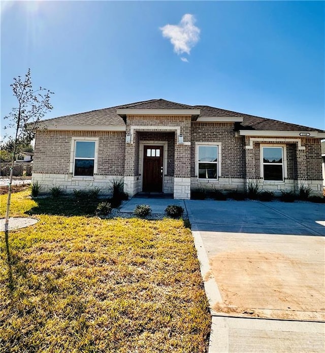 prairie-style house featuring a front lawn