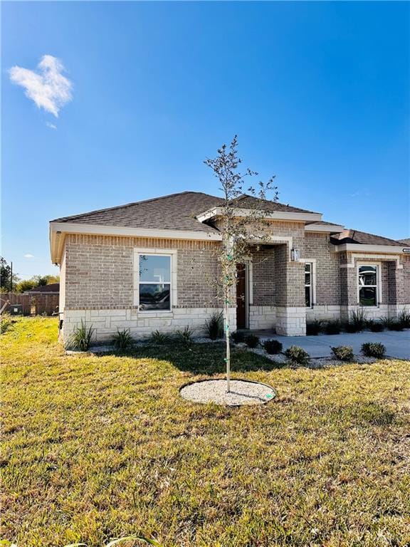 view of front of home featuring a front yard