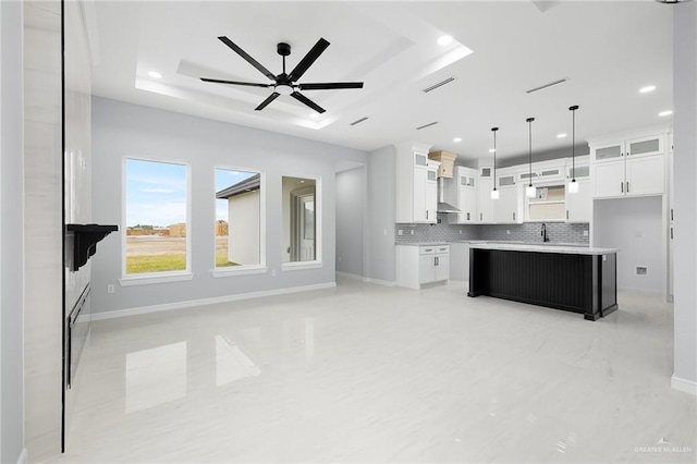 905 Magnolia St, Mission, TX 78574 - kitchen featuring a raised ceiling, decorative backsplash, baseboards, and recessed lighting