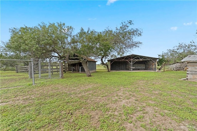 view of yard featuring an outdoor structure