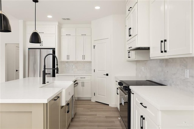 3508 E Kidd Ave, Edinburg, TX 78542 - kitchen featuring stainless steel appliances, a sink, light wood-style flooring, recessed lighting, and tasteful backsplash